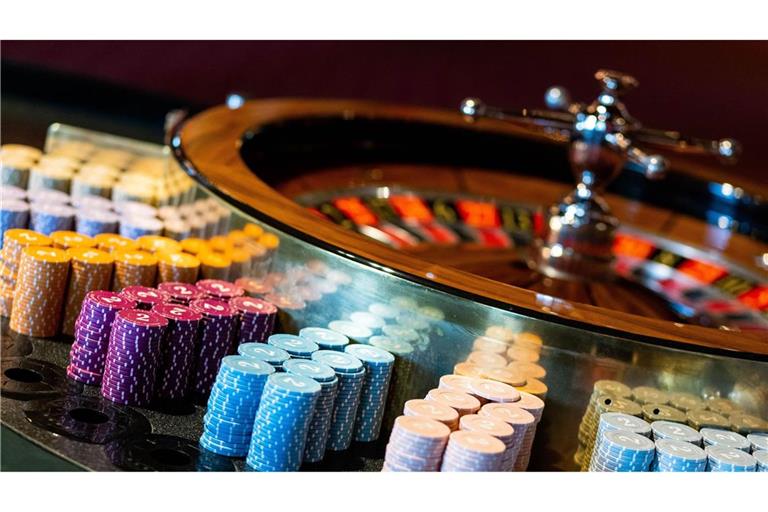 Ein Spieltisch mit Spielchips für Roulette steht im Kasino Baden-Baden (Archivbild).