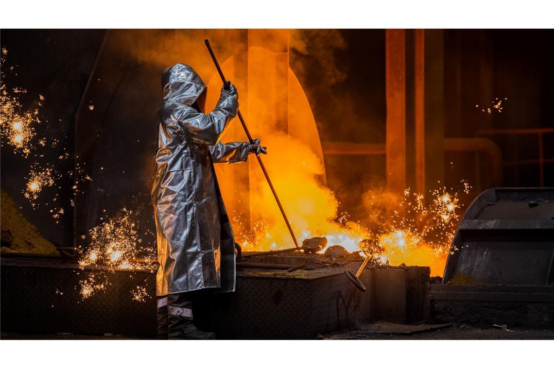 Thyssenkrupp-Stahl will Tausende Jobs streichen Ein Stahlarbeiter von Thyssenkrupp arbeitet am Hochofen 8 auf dem Werksgelände.