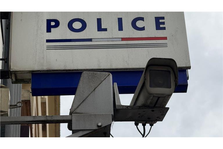 Ein Stalker, der sich in Frankreich unter dem Bett seiner Ex-Frau versteckte, wurde in einem beschleunigten Verfahren verurteilt. (Symbolbild)