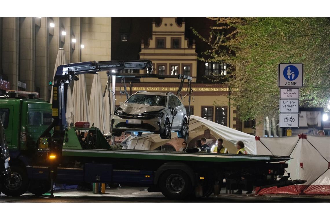Ein stark beschädigtes Auto wird von einem Abschleppfahrzeug geborgen.