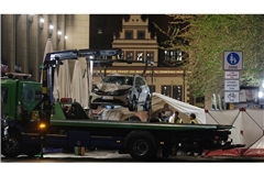 Ein stark beschädigtes Auto wird von einem Abschleppfahrzeug geborgen.