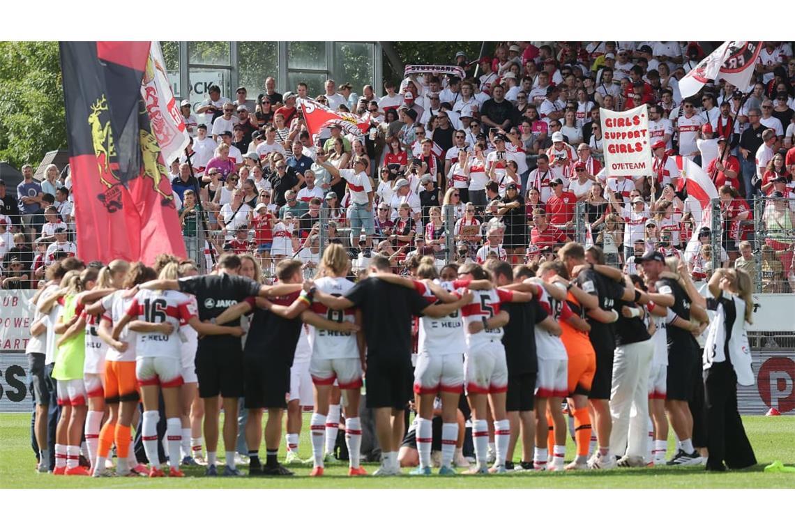 Ein starkes Team: Die VfB-Frauen werden nach dem 2:1 gegen den Hamburger SV im Gazi-Stadion von ihren Fans bejubelt.