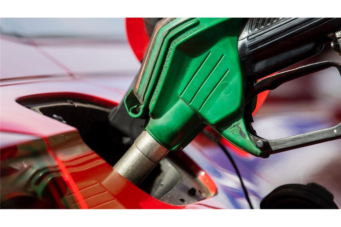 Inflation über Zwei-Prozent-Marke Ein steigender CO2-Preis könnte Tanken teurer machen.