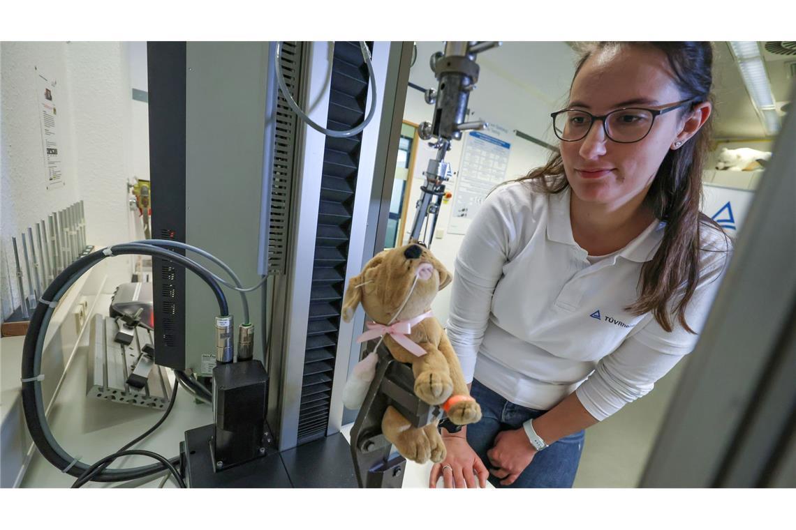 Bilder des Tages Ein Stofftier im Zugtest - TÜV Rheinland Spielzeugprüflabor testet auf Sicherheit.