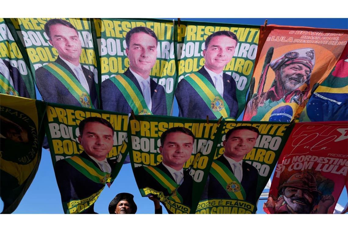 Ein Straßenhändler verkauft Wahlkampf-Fahnen der Präsidentschaftskandidaten Bolsonaro und des amtierenden Präsidenten Lula da Silva, der sich um eine Wiederwahl bewirbt. (zu dpa: «Verdacht auf ausländische Wahlkampfhilfe für Bolsonaro-Sohn»)