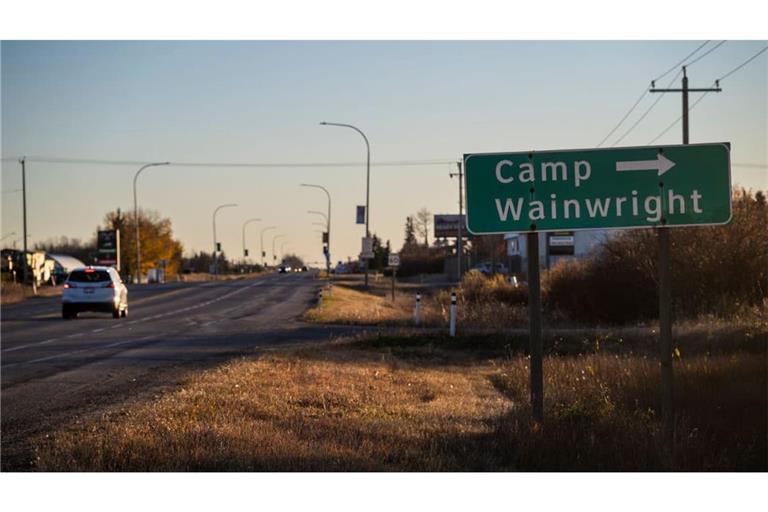 Ein Straßenschild weist auf das Camp Wainwright hin. Bei einem Brand auf dem Militärstützpunkt Wainwright in Kanada sind nach Angaben von Premierminister Mark Carney vier Menschen gestorben. Dutzende hätten schwere Verletzungen erlitten, sagte Carney. 