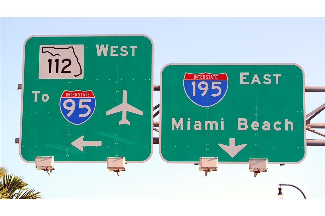 Ein Straßenschild weist den Weg in Richtung Flughafen und Miami Beach, aufgenommen am 25.05.2013 in Miami, in Florida, USA. (zu dpa: «Unfall mit Frachtflugzeug nach Landung am Flughafen Miami»)