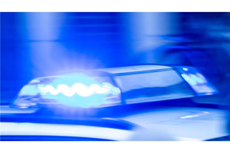 Ein Streifenwagen der Polizei ist mit Blaulicht im Einsatz. (zu dpa: «Mann soll mit Messer auf Nachbar eingestochen haben – U-Haft»)