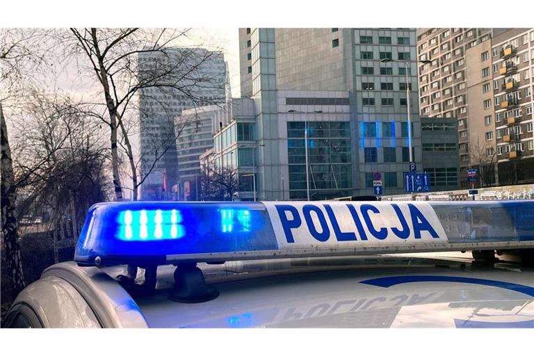 Ein Streifenwagen der polnischen Polizei (Policja) steht auf einer Straße. (Symbolbild)