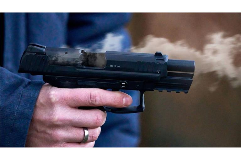 Ein Streit unter zwei Kindern um eine E-Zigarette ist  am Wochenende eskaliert – ein Vater hat zur Waffe gegriffen. Das Foto zeigt nicht die tatsächliche Waffe (Symbolfoto).