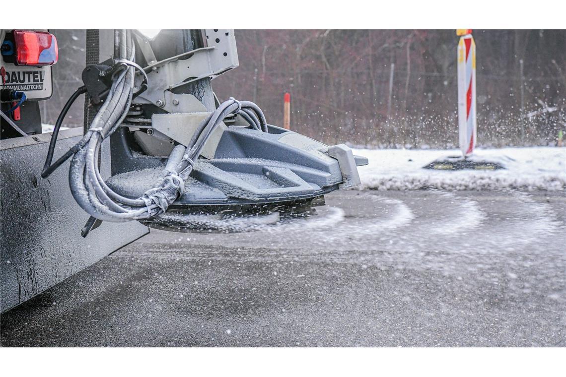 Gefährliche Glätte in ganz Deutschland Ein Streufahrzeug auf der A7 im Einsatz. Laut Deutschem Wetterdienst sind Glatteis und starke Verkehrsbehinderungen zu erwarten.