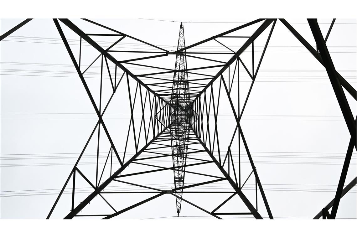Ein Strommast einer Überlandleitung im baden-württembergischen Magstadt.