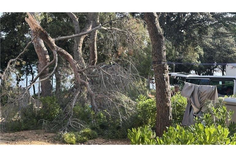Ein Sturm ist am Montag über einen Küstenabschnitt in Kroatien gefegt.