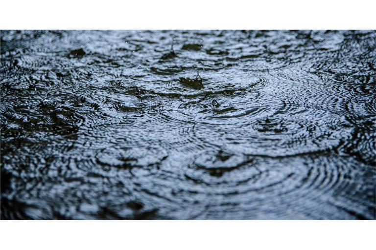 Ein Sturmtief bringt Regen, Sturm und milde Luftmassen nach Deutschland. Was der Deutsche Wetterdienst aktuell meldet und warum es nicht trockener wird.