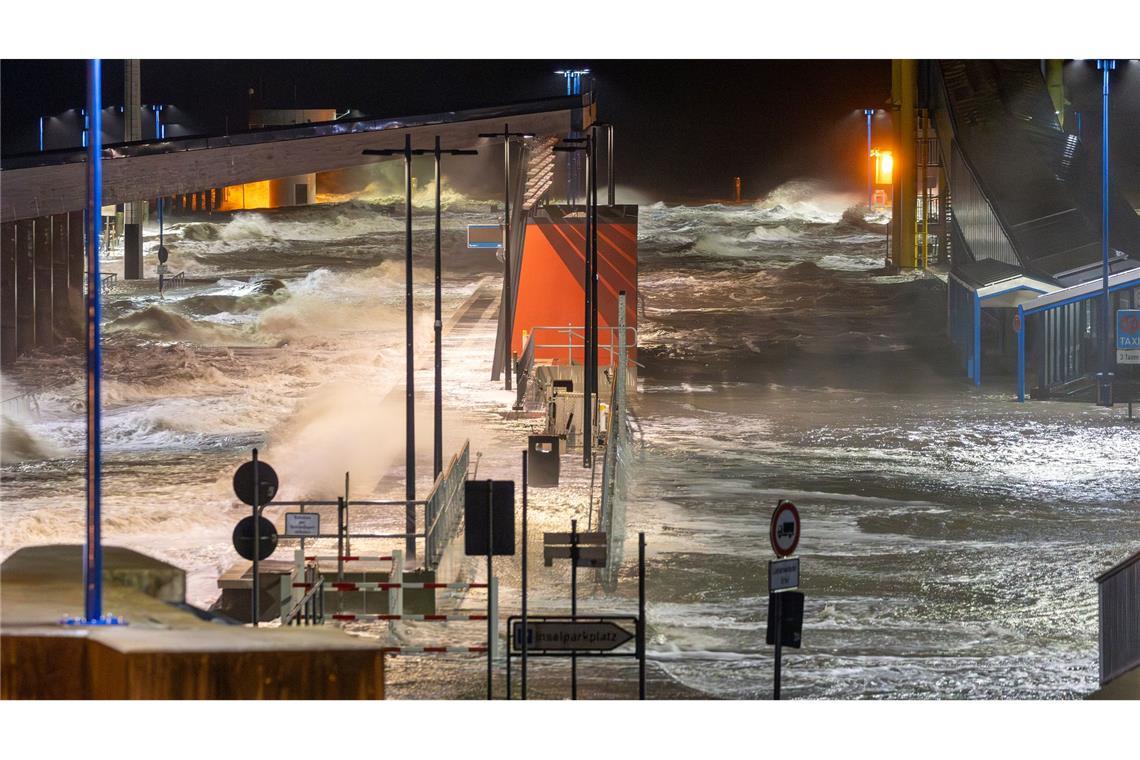 Sturm sorgt für Schäden im Norden und bringt Wassermassen Ein Sturmtief treibt das Wasser gegen die schleswig-holsteinische Nordseeküste.