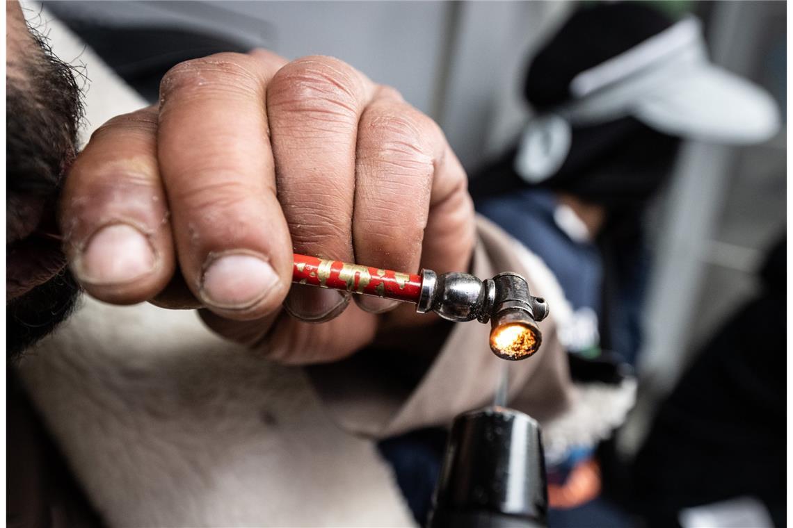 Warum Crack und andere synthetische Drogen so gefährlich sind Ein Süchtiger zündet sich in einem Hauseingang im Bahnhofsviertel eine Crack-Pfeife an. Crack gilt als die am meisten verbreitete Droge in Frankfurt am Main.