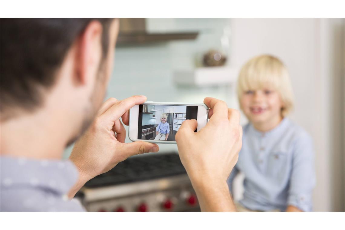 Ein süßes Bild ist schnell online geteilt - und schon ist die Privatsphäre des Kindes in Gefahr (Symbolbild).