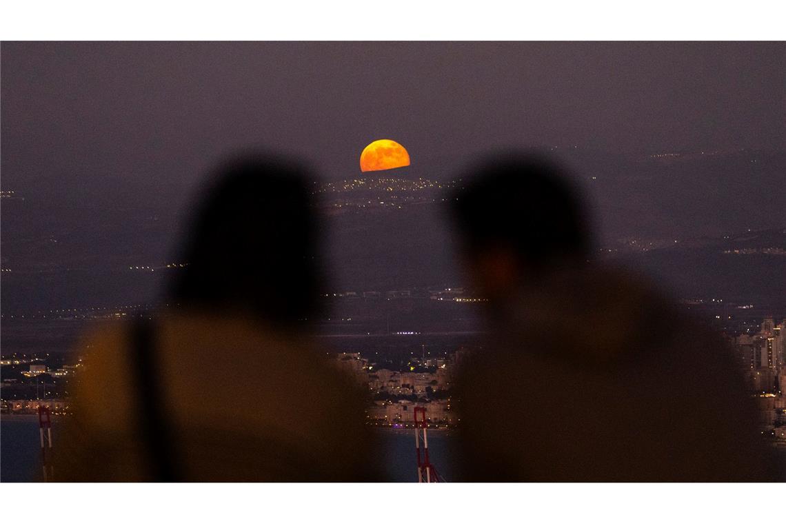 Bilder des Tages Ein Supermond geht nahe der Grenze zwischen Israel und dem Libanon auf.