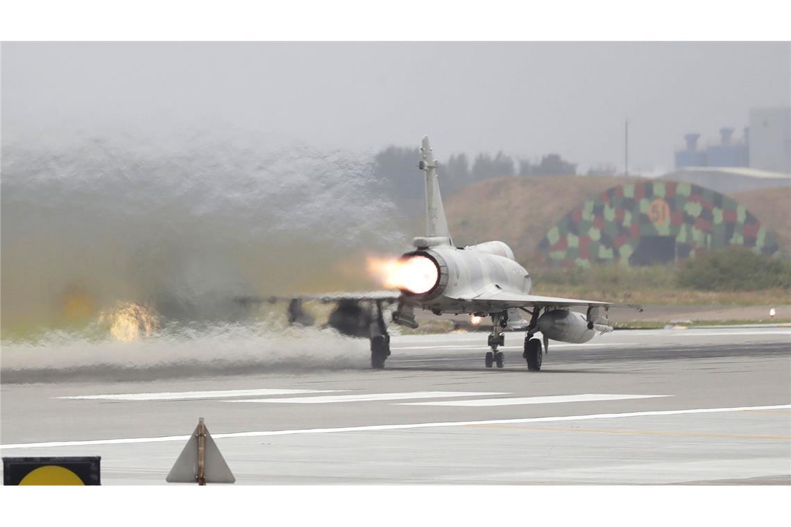 Ein taiwanesischer Mirage-2000-Kampfjet startet auf einem Luftwaffenstützpunkt.