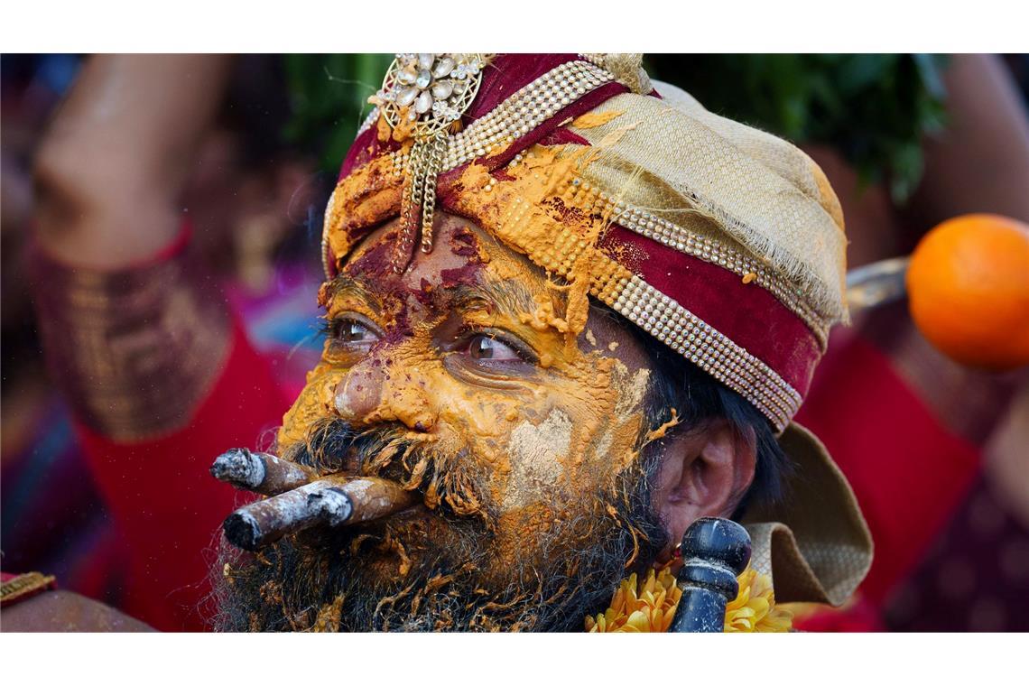 Bilder des Tages Ein tamilischer Hindu-Priester trägt bei einer Prozession während des Thaipusam-Festes in Malaysia antiseptisches Puder auf seinem Gesicht.
