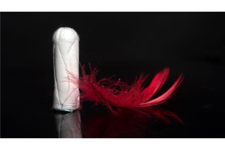Ein Tampon kann  ein toxisches Schocksyndrom auslösen, ist aber keine zwingende Voraussetzung dafür.