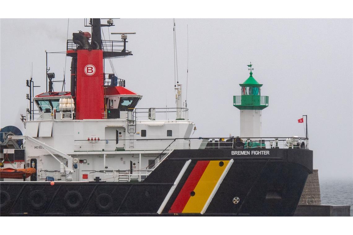 Sturm: Drei Schiffe sichern havarierten Öltanker "Eventin" Ein Tanker mit vermutlich 99.000 Tonnen Öl an Bord trieb am Freitag stundenlang vor Rügen manövrierunfähig in der Ostsee, ehre er gesichert werden konnte. Wie es mit dem Schiff weitergeht, war am Abend noch offen. (Archivbild)