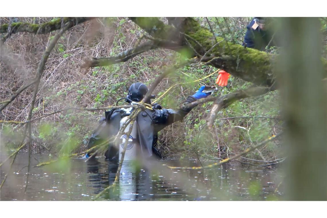 Weil sie ein Kind wollten: Hat Ehepaar zwei Ukrainerinnen getötet? Ein Taucher der Polizei sucht in einem Gewässer nach der Leiche einer mutmaßlich getöteten Frau. (Archivbild)