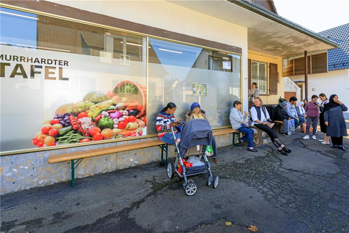 Weniger Waren für mehr Bedürftige Ein Teil der Kundinnen und Kunden wartet draußen. Über die Einkaufsreihenfolge entscheidet das Los jedes Mal neu, um gerecht vorzugehen.