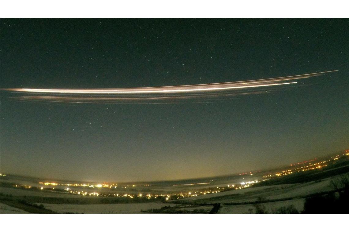 Ein Teil der Rakete Falcon 9 tritt am 19. Februar 2025 in die Atmosphäre ein.