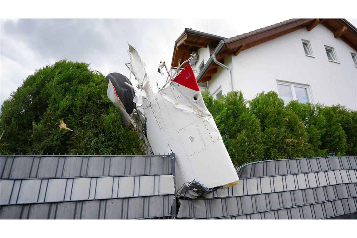 Ein Teil des Flugzeugs steckte in einem Gartenzaun.