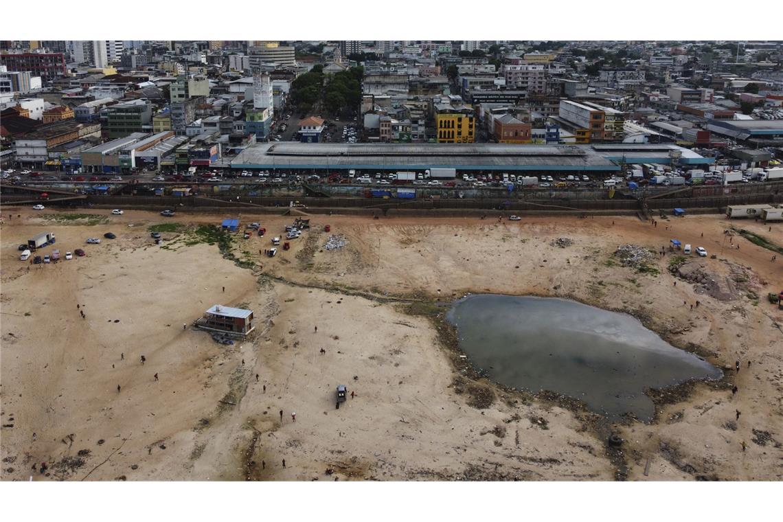 Mehr als 400.000 Kinder von Dürre im Amazonas betroffen Ein Teil des Flusses Negro liegt am Hafen von Manaus im brasilianischen Bundesstaat Amazonas aufgrund einer schweren Dürre auf dem Trockenen (Archivfoto).