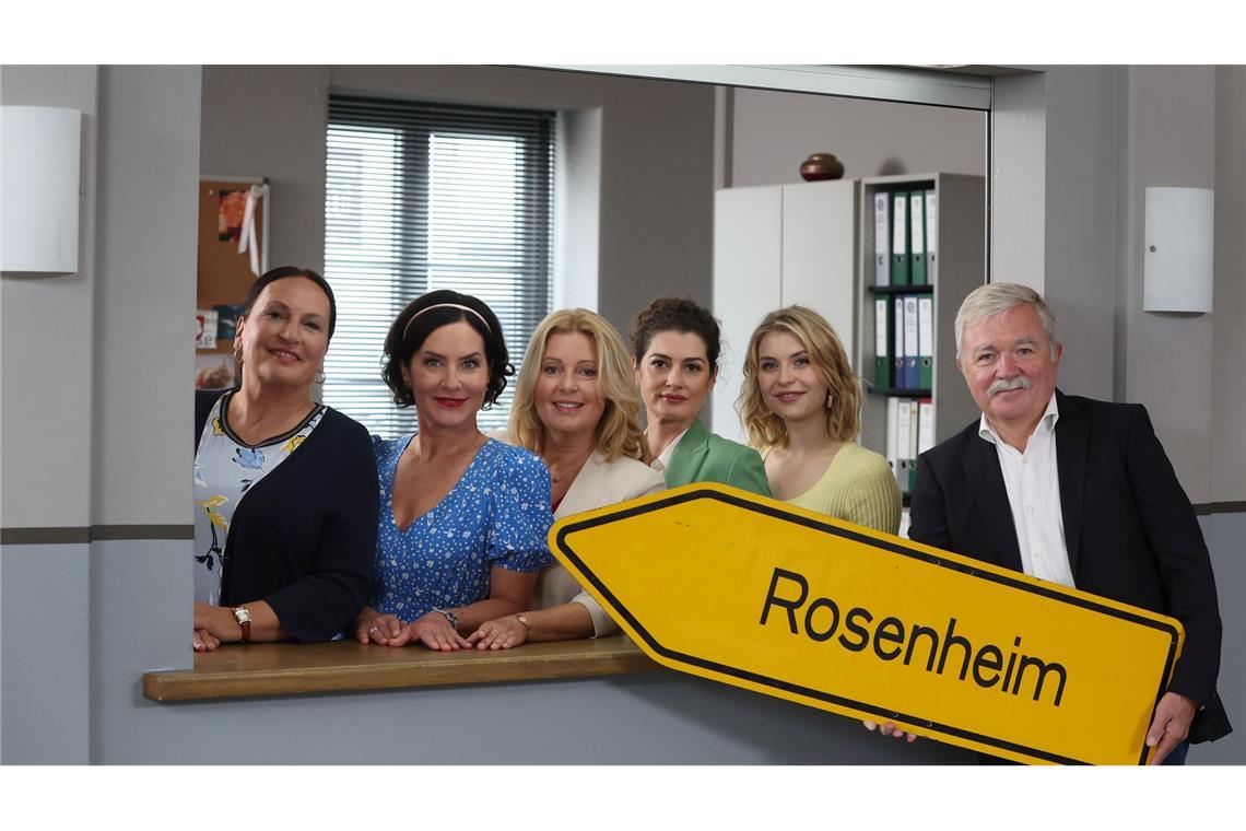 Ein Teil des Teams der ZDF-Serie "Rosenheim-Cops", die neue Staffel startet im Oktober. (Archivbild)