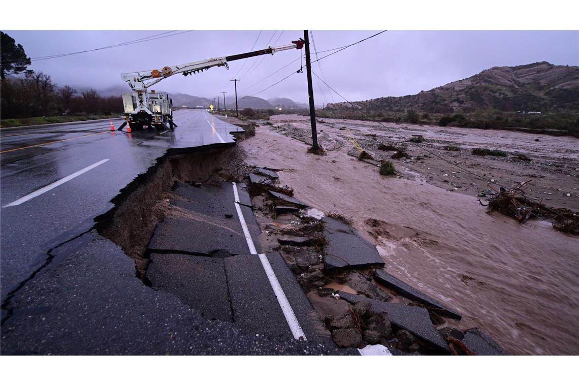Ein Teil einer kalifornischen Straße wird von Fluten weggespült.