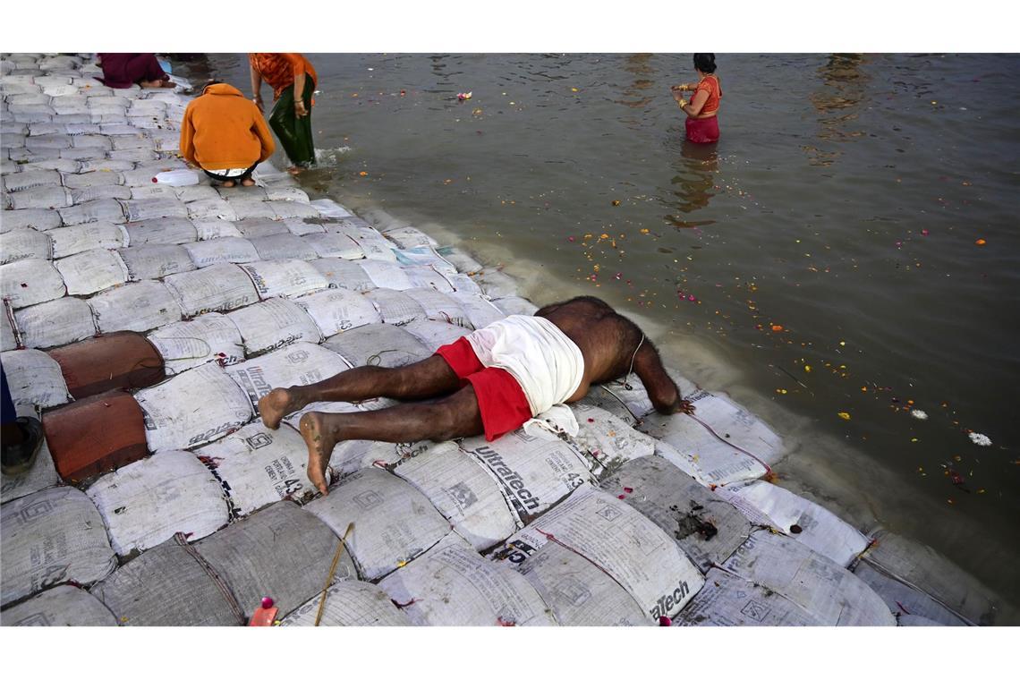 Millionen kommen in Indien zum weltgrößten Pilgerfest Ein Teilnehmer des Pilgerfests Maha Kumbh Mela spricht ein Gebet, bevor er ein Bad im Fluss nimmt.
