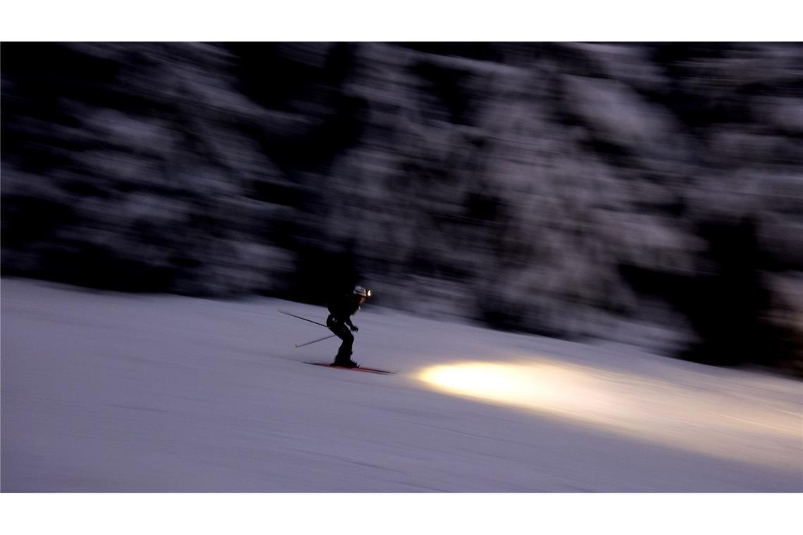 Ein Teilnehmer des Skitouren-Everesting-Events fährt den Fichtelberg hinab.