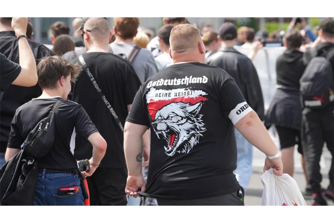 Ein Teilnehmer einer Demonstration im Juni 2025 in Berlin aus dem rechten Spektrum unter dem Motto „Gegen Volksverrat und gegen Übergriffe auf unser Volk“ trägt ein T-Shirt mit der Aufschrift „Ostdeutschland meine Heimat“.