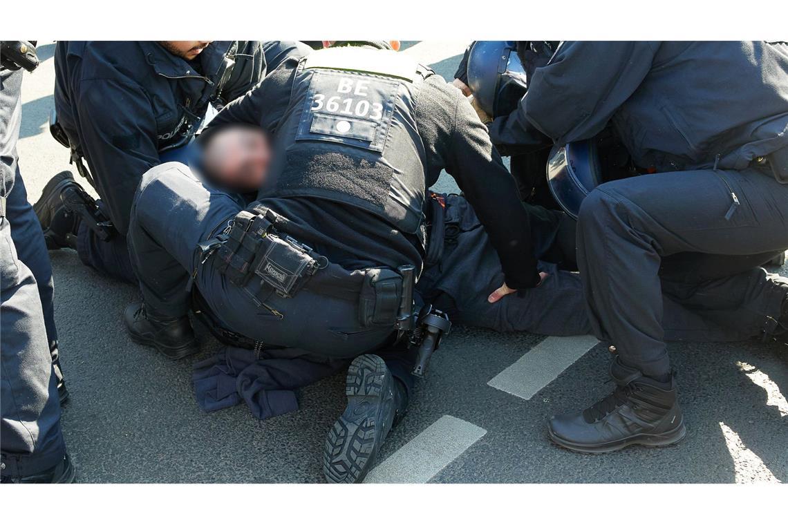 Erste Festnahmen bei Neonazi-Demo in Berlin Ein Teilnehmer einer rechtsextremistischen Demonstration wird am S-Bahnhof Ostkreuz von Polizisten in Gewahrsam genommen.