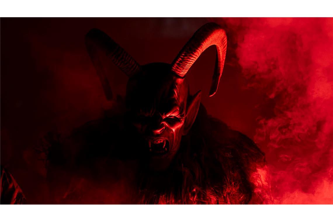 Bilder des Tages Ein Teilnehmer im traditionellen Krampuskostüm beim Krampuslauf in Hollabrunn in Österreich.