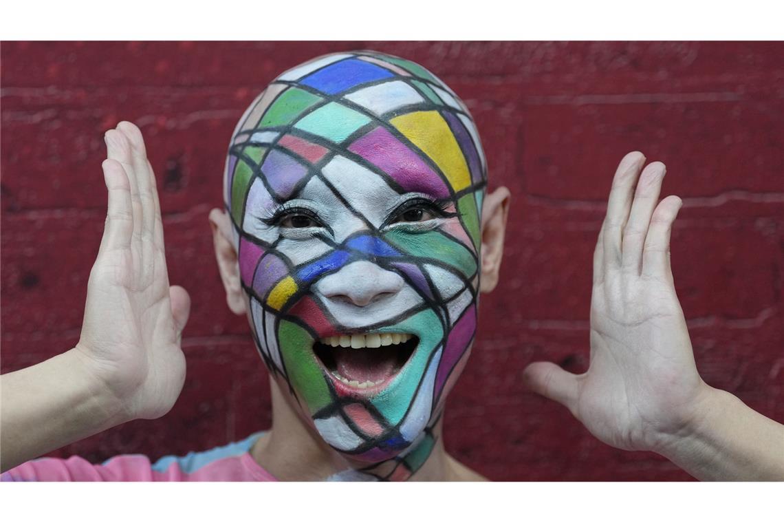 Ein Teilnehmer nimmt an der jährlichen Pride-Parade zur Feier des Pride-Monats der LGBTQ+-Gemeinschaft in Bangkok teil.