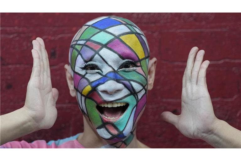 Ein Teilnehmer nimmt an der jährlichen Pride-Parade zur Feier des Pride-Monats der LGBTQ+-Gemeinschaft in Bangkok teil.
