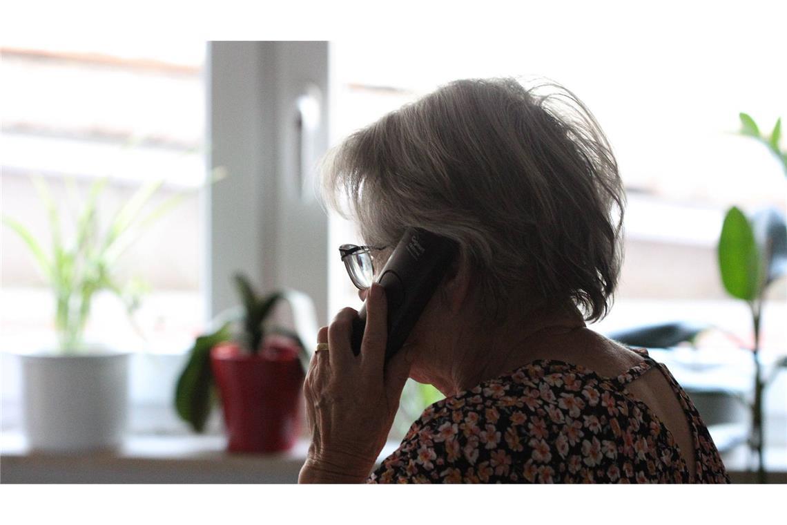 Ein Telefonbetrüger hat eine Frau aus Baden-Württemberg um rund hunderttausend Euro gebracht (Symbolfoto).