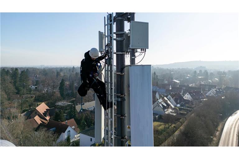 Ein Telekom-Techniker an einem Mobilfunk-Masten - an so einem Standort könnten künftig auch Anti-Drohnen-Sensoren hängen. (Archivbild)