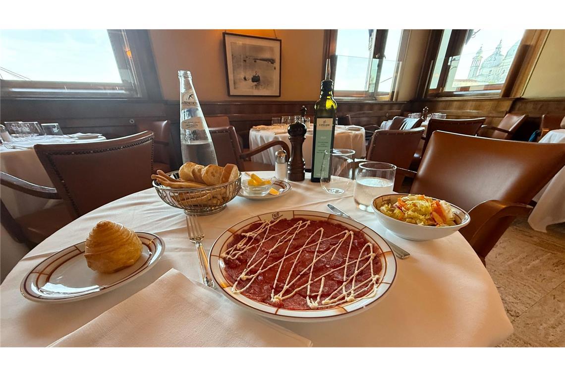 Wie ein Maler zum Speisekarten-Klassiker wurde Ein Teller Rindfleisch, ein Schüsselchen Eisbergsalat - sonst nichts.