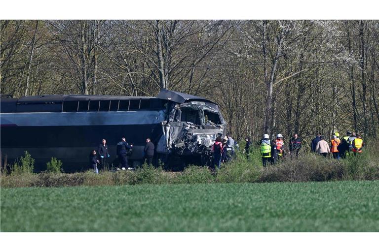 Ein TGV ist in Nordfrankreich mit einem Lastzug zusammengestoßen und entgleist.