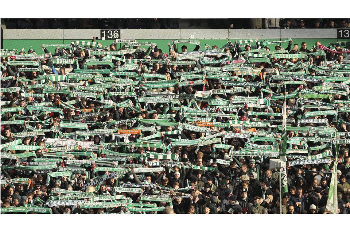 Zugunfall stoppt Werder-Fans auf Weg nach Leverkusen Ein tödlicher Zwischenfall hat rund 400 Fans des Fußball-Bundesligisten Werder Bremen auf dem Weg zum Auswärtsspiel ihrer Mannschaft bei Bayer Leverkusen gestoppt (Archivfoto).