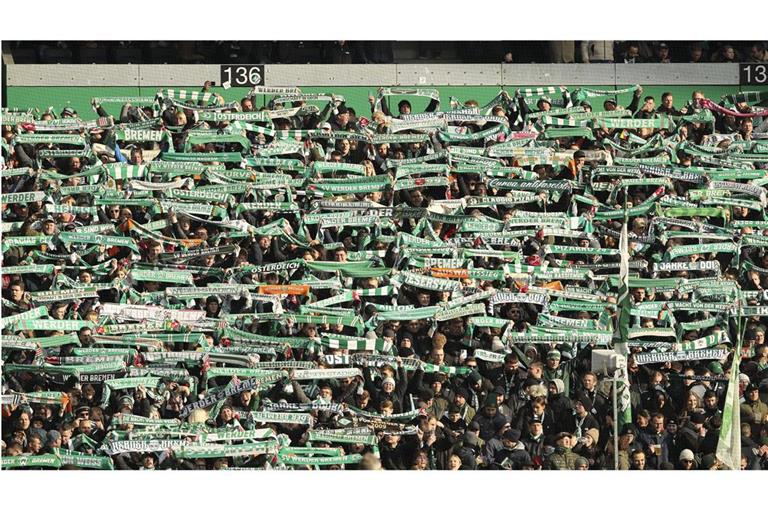 Ein tödlicher Zwischenfall hat rund 400 Fans des Fußball-Bundesligisten Werder Bremen auf dem Weg zum Auswärtsspiel ihrer Mannschaft bei Bayer Leverkusen gestoppt (Archivfoto).