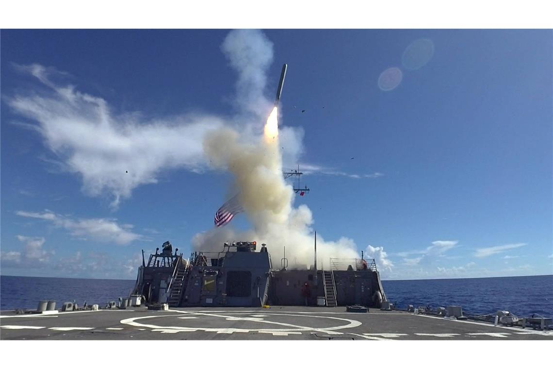 Tomahawk: Große Reichweite, aber keine Wunderwaffe Ein Tomahawk-Marschflugkörper wird von dem US-Zerstörer USS Curtis Wilbur DDG 54 abgefeuert (Archivfoto).