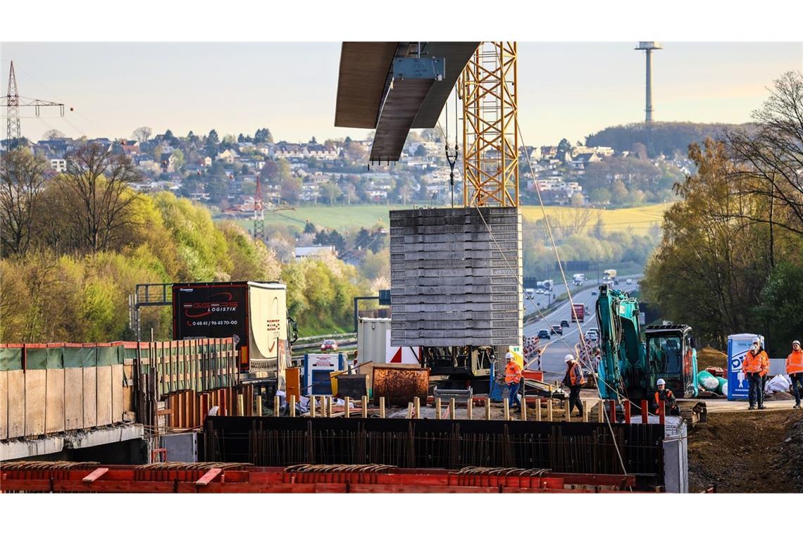 Ein tonnenschweres Stahl-Brückenteil hängt an einer Baustelle der A45 an einem Kran. Wegen Bauarbeiten am Westhofener Kreuz ist die Autobahn am Wochenende in beide Richtungen gesperrt.