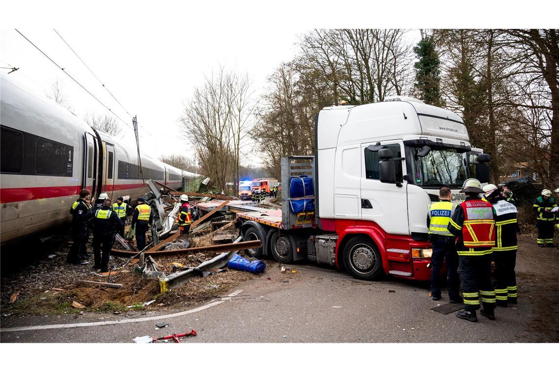 Zahl der Verletzten nach ICE-Unfall in Hamburg gestiegen Ein Toter und elf Verletzte - das ist Bilanz des schweren Zugunglücks an der Stadtgrenze von Hamburg.