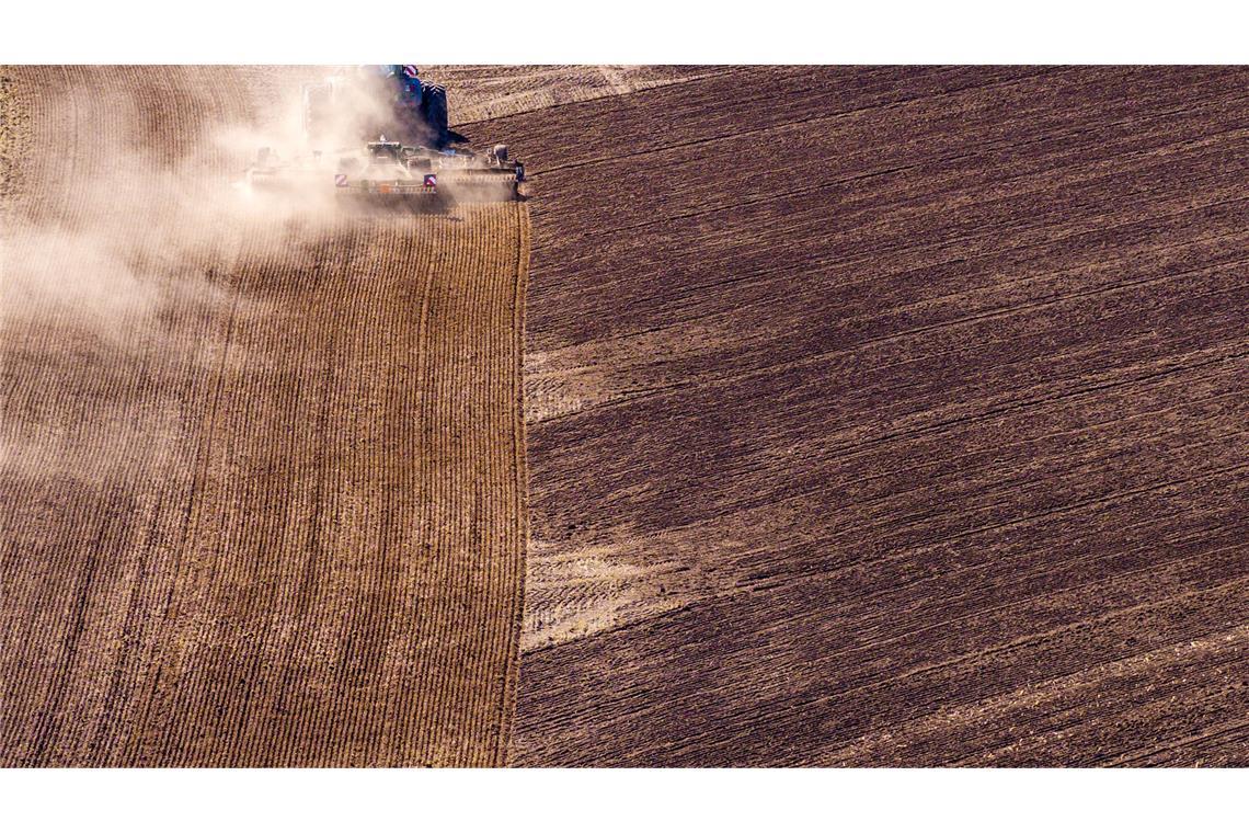 Bilder des Tages Ein Traktor zieht in Mecklenburg-Vorpommern eine Egge über einen Acker und bereitet das Feld für die Aussaat in den nächsten Tagen vor.